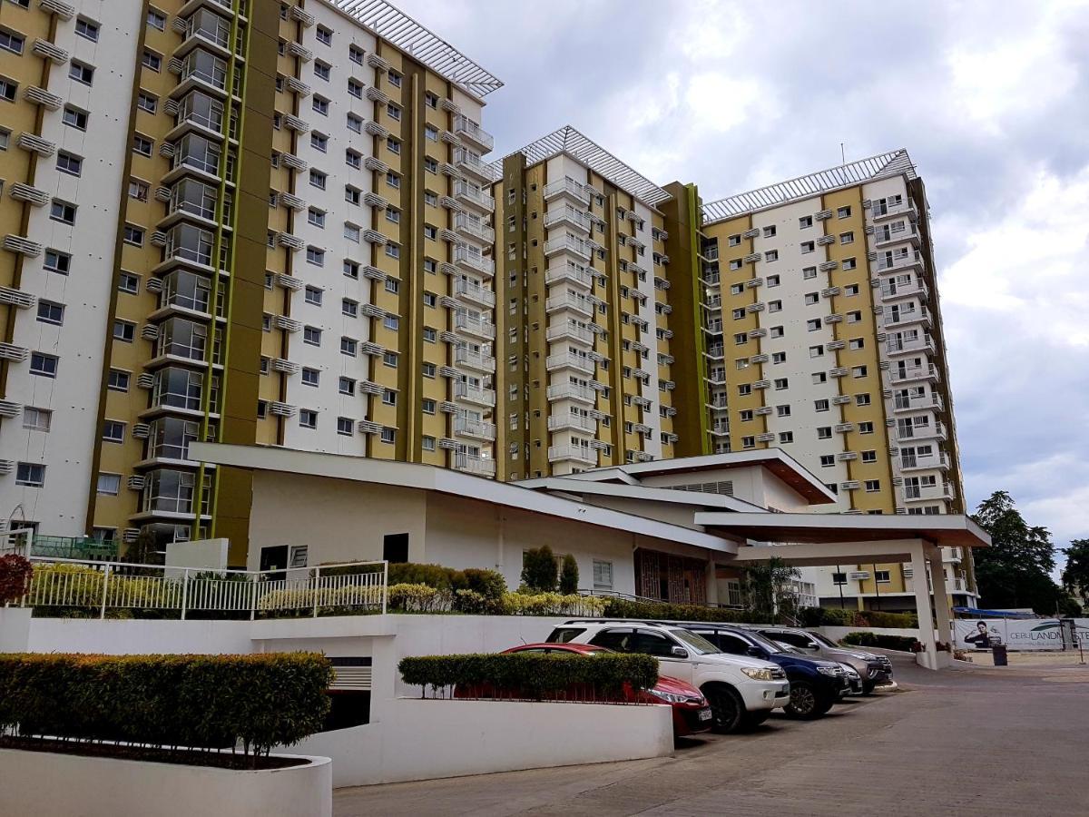 Keys 'N Places Holiday Rentals At Mesaverte Condo カガヤン・デ・オロ エクステリア 写真